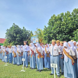 SEKOLAH SMA NEGERI 1 SEPUTIH SURABAYA GELAR UPACARA PERINGATAN HARI GURU NASIONAL 2025